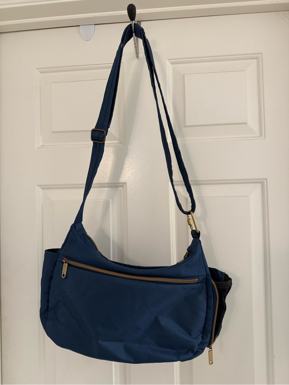 Travelon womans Anti Theft Essentials East/ West Navy with Red Hobo Bag Purse